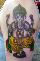 Tatuaje hindú de Ganesha, dios elefante, en el brazo.