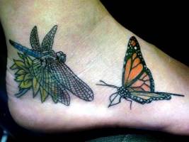 Tatuaje de una libélula y una mariposa en el pie