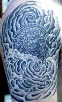 Tatuaje de un disco maya entre olas y nubes