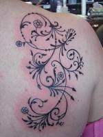 Tatuaje de unas flores sanefa para la espalda. Tattoo para mujeres