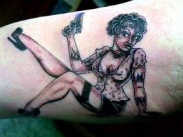Tatuaje de una chica con pistola