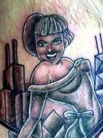 Tatuaje de una chica entre rascacielos