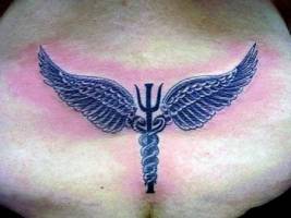 Tatuaje de unas alas debajo de la espalda