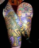 Tatuaje de dioses dorados en el brazo