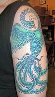 Tatuaje de un fénix azul en el brazo
