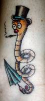 Tatuaje de gusano fumador, con sombrero de copa y paraguas