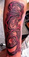 Tatuaje de una serpiente en la pierna
