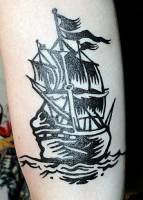 Tatuaje de barco velero en blanco y negro