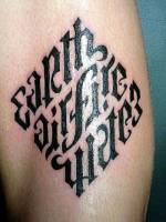 Tatuaje de una frase escrito con letras en forma de rombo