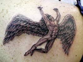 Tatuaje de un angel volando