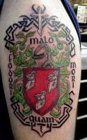 Tatuaje de un escudo medieval