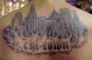 Tatuaje de rascacielos en la espalda