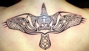 Tatuaje de un águila hecho con símbolos celtas