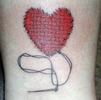 Tatuaje de un corazón cosido en la piel