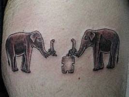 Tatuaje de dos elefantes rompiendo sus cadenas