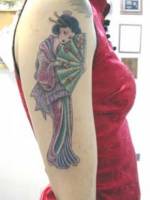 Tatuaje de geisha en el brazo