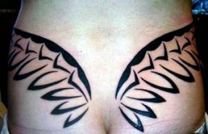 Tatuaje de alas tribales en el culo