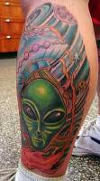 Tatuaje de un extraterrestre con su nave espacial detrás