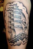 Tatuaje de un gran velero navegando por el mar