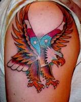 Tatuaje de águila con la bandera americana en las plumas