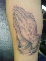Tatuaje de manos rezando