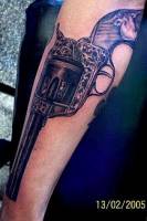 Tatuaje realista de un revolver