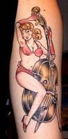 Tatuaje de una pin-up tocando el violonchelo