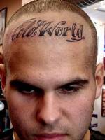 Tatuaje del texto cold world en la cabeza