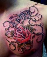 Tatuaje de una rosa con espinas y una etiqueta para nombre
