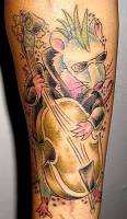 Tatuaje de una rata tocando el violonchelo