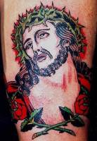 Tatuaje de cristo encima de dos rosas