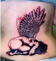 Tatuaje de ángel arrodillado