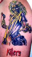 Tatuaje de un zombie con un hacha