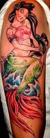 Tatuaje de una sirena en el brazo