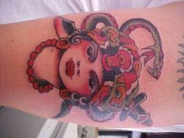 Tatuaje de cabeza de chica con una serpiente y un puñal detrás