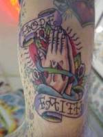 Tatuaje de manos rezando pidiendo esperanza