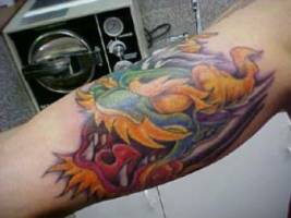 Tattoo de cabeza de dragón en el brazo
