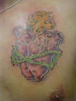 Tatuaje del sagrado corazón. El corazón es realista