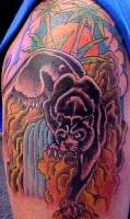 Tatuaje de una pantera negra en la selva