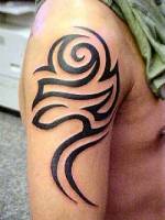 Tatuaje de tribal en el hombro y brazo