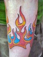Tatuaje de un brazalete hecho con llamas de fuego