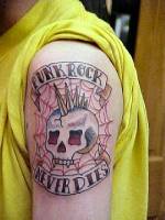 Tatuaje de una calavera punk y unas telarañas