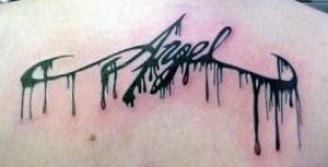 Tatuaje de un nombre, con la tinta goteando
