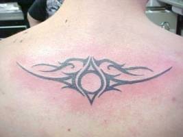Tatuaje de tribal en la espalda