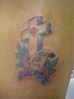 Tattoo funebre de cruz y lápida
