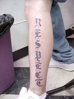 Tatuaje de la palabra respect en la pierna con letras góticas
