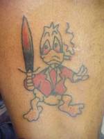 Tatuaje del Pato Donal con un cuchillo