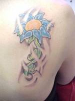 Tatuaje de flor movida por el viento