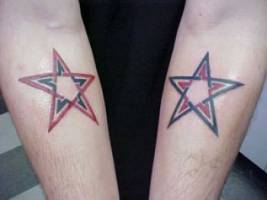 Tatuaje de una estrella en cada antebrazo