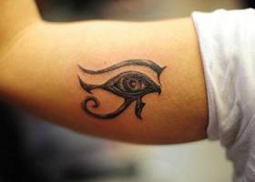 Tatuaje de ojo egipcio para dentro del brazo